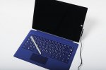 Niebieski laptop