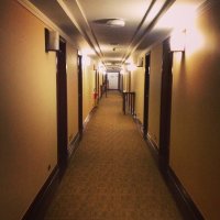 hotelowy korytarz
